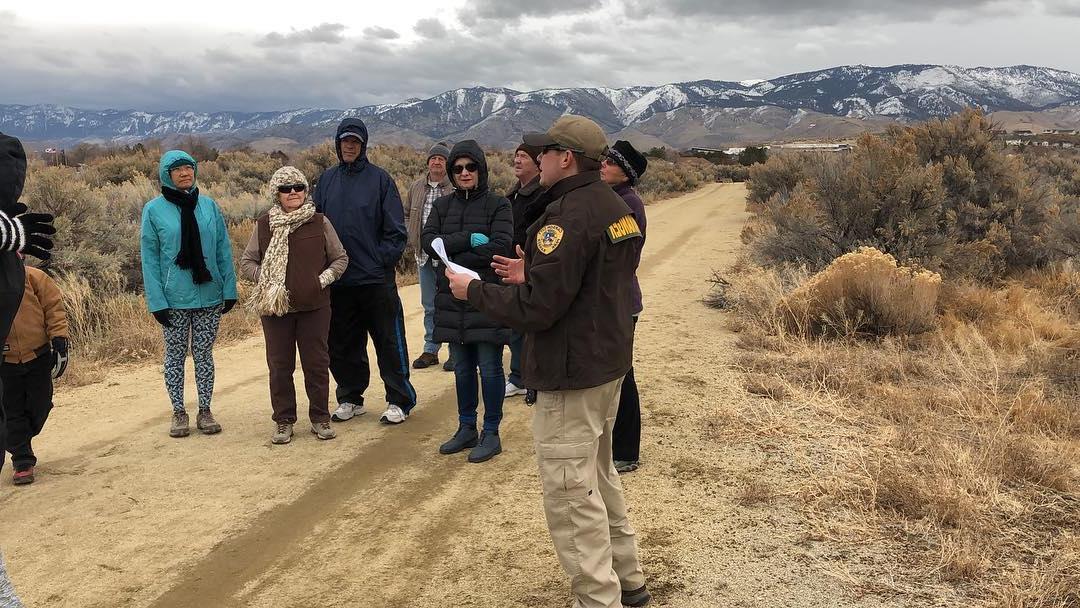 公园护林员约翰·科斯特洛在2019年带领一次徒步旅行